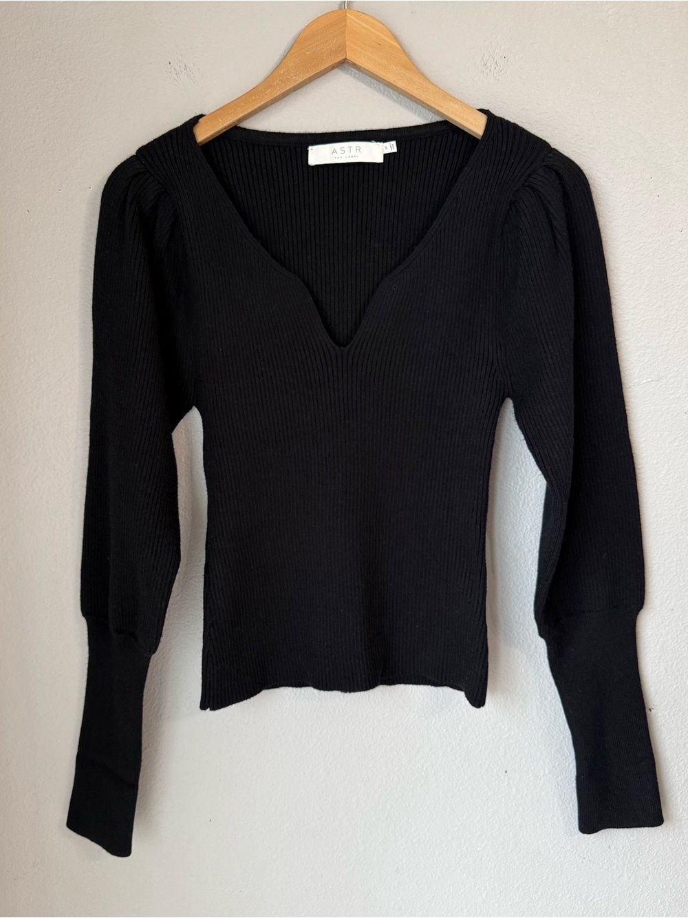 ASTR The Label Black Ribbed V-Neck Long Sleeve Top Womens Size M Puff Sleeve